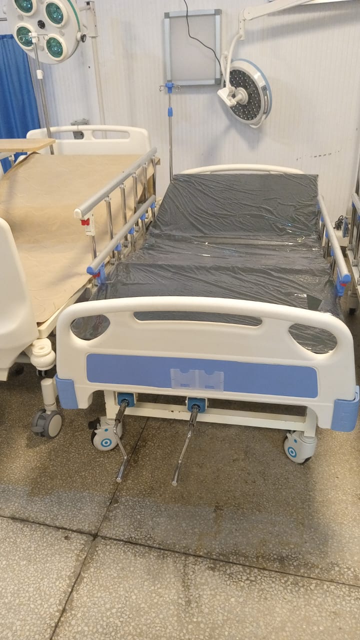 2 cranks manual hospital BED for sale